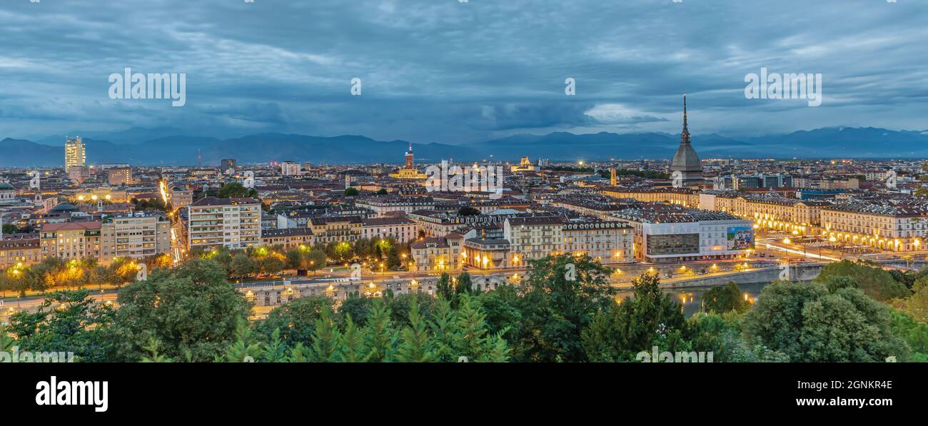 Turín es la capital del Piamonte y es conocida por el refinamiento de su arquitectura y cocina. Los Alpes se elevan al noroeste de la ciudad. Foto de stock