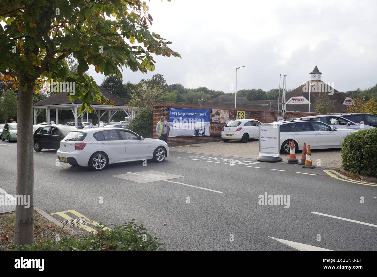 Maidstone, Kent Reino Unido. Domingo 26th septiembre 2021 Crisis de combustible colas locas en Tesco grove verde Maidstone Kent Crédito: Glamourstock/Alamy Live News Foto de stock