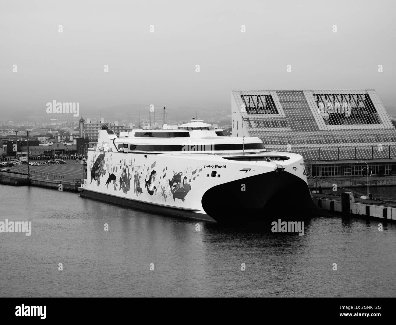 El ferry en catamarán de alta velocidad HSC Natchan World morred en el puerto de Hakkodiate Foto de stock