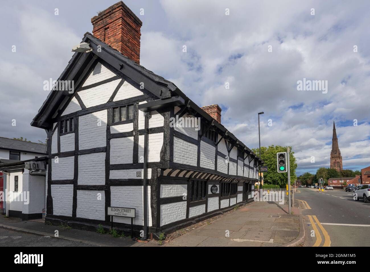 El restaurante indio Cottage en Warrington, el edificio de entramado de madera está unido a Oliver Cromwell en la guerra civil inglesa y es un edificio catalogado Foto de stock