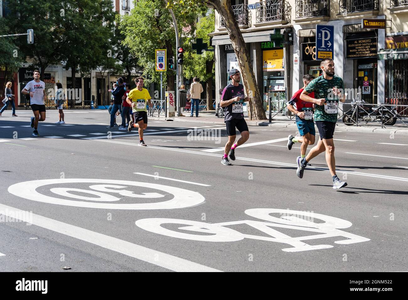 Madrid, España - 26 de septiembre de 2021: Grupo de corredores en pleno  esfuerzo durante la carrera de Maratón de Madrid Rock and Roll Fotografía  de stock - Alamy