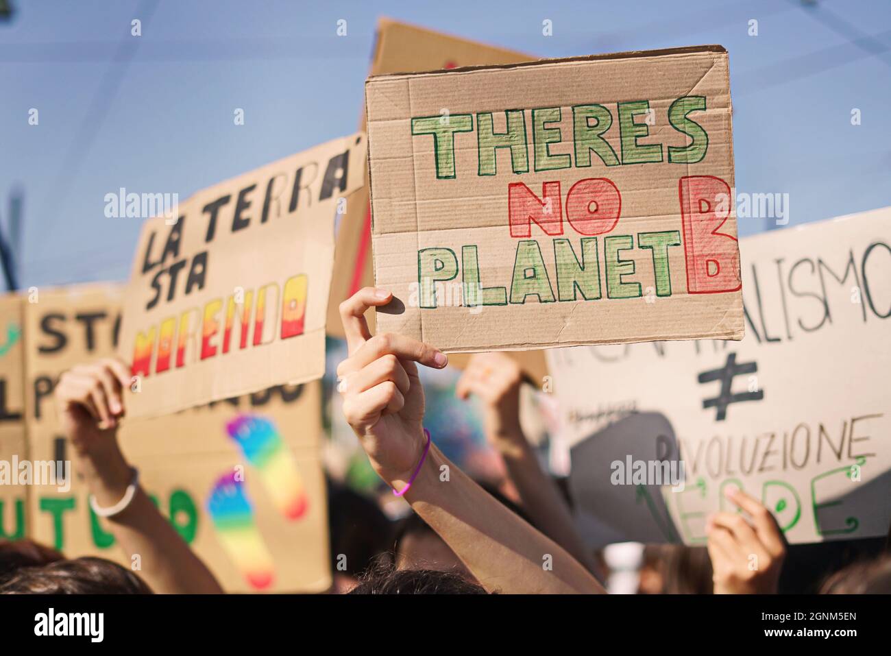 Movimiento viernes por el futuro. Jóvenes manifestantes sosteniendo pancartas durante la marcha de la huelga. Turín, Italia - septiembre de 2021 Foto de stock