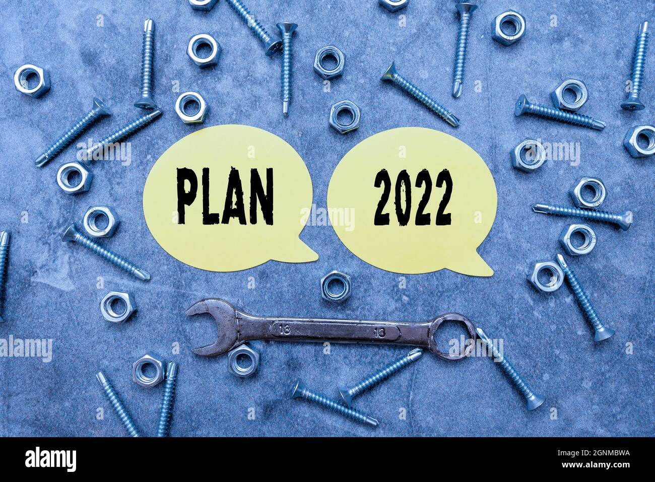 Signo de texto que muestra el plan 2022. Concepto Significado Propuesta  Detallada Haciendo algo el próximo año Nuevas ideas Estante para la  planificación del mantenimiento Fotografía de stock - Alamy