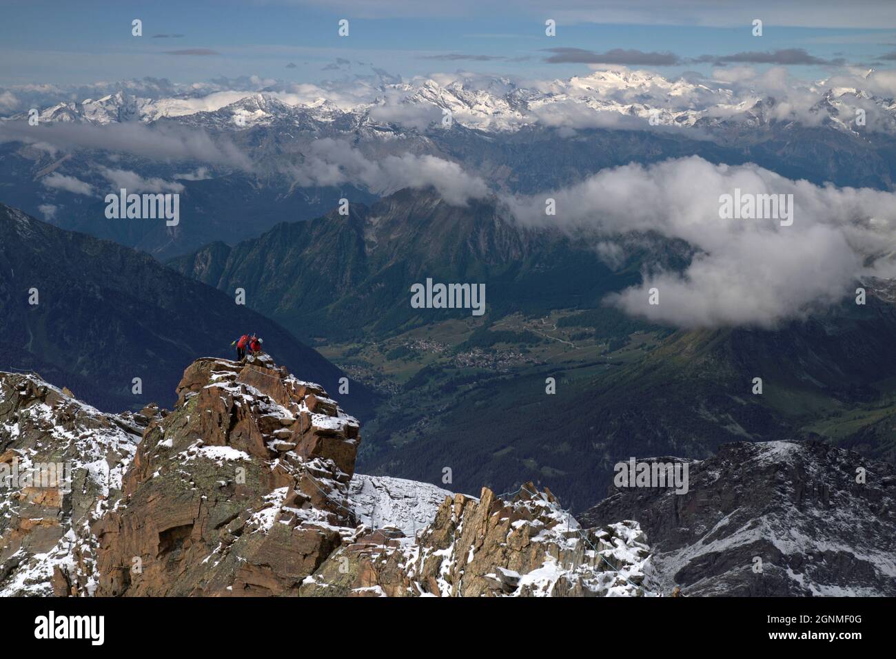 Alpinistas en un difícil sendero alpino en la cresta rocosa, Quintino Sella, Peninos Alpes, Valle de Aosta, Italia Foto de stock