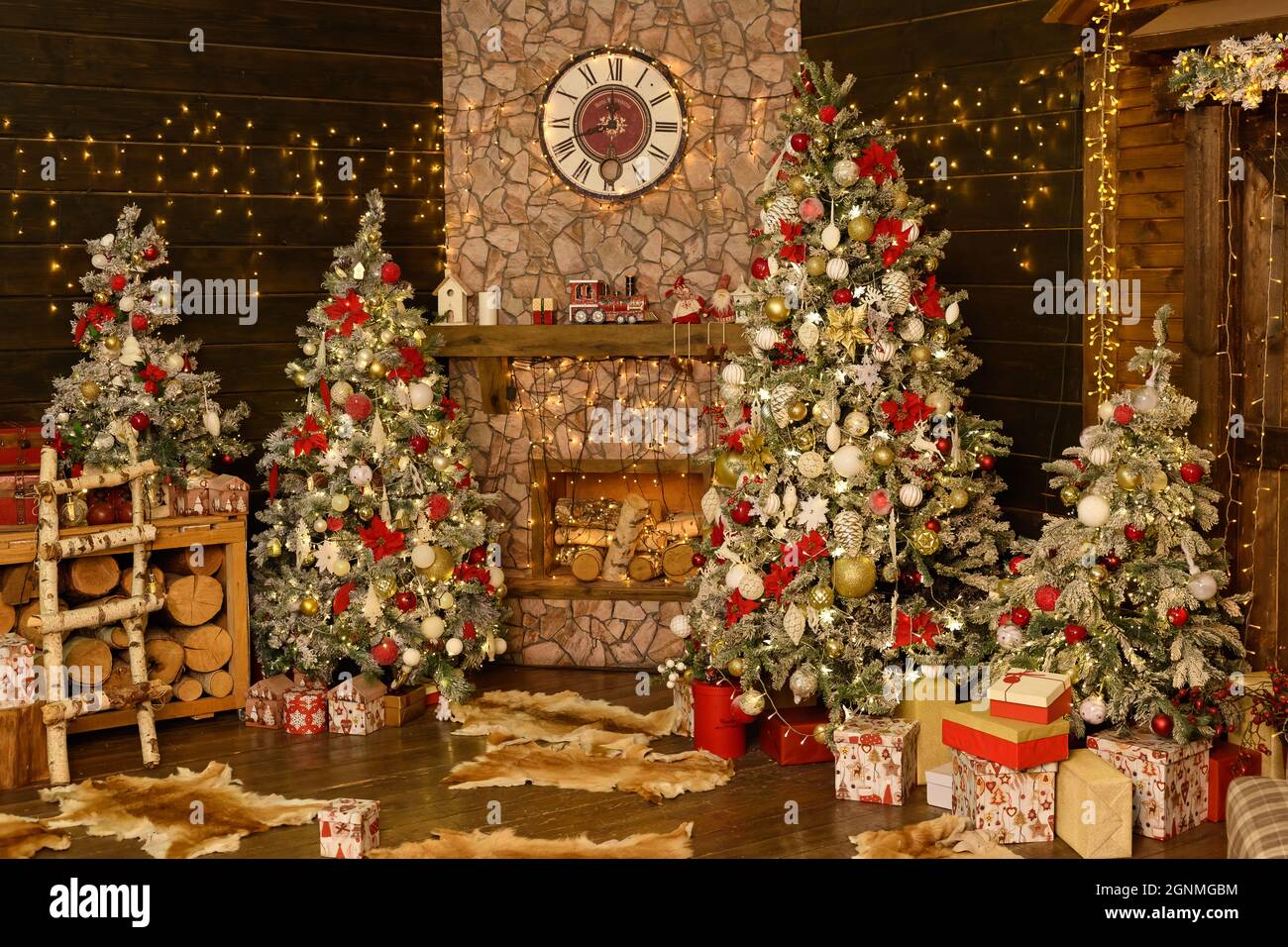 Hermosa y luminosa ubicación con un árbol de Navidad. Decoración de la habitación al estilo de Año Nuevo. Foto de stock