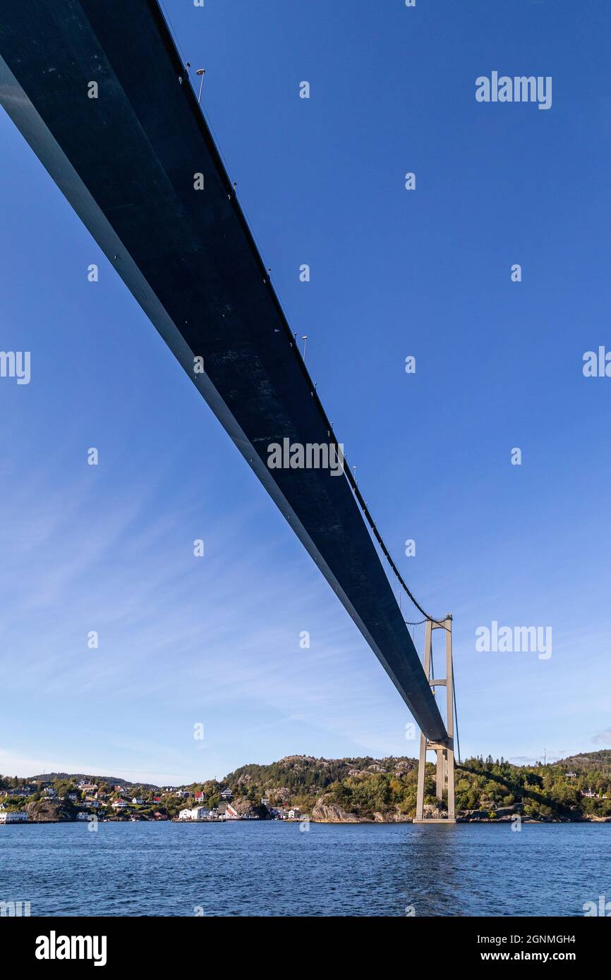 El puente colgante Askoy fuera de Bergen, Noruega, que une la tierra firme con la isla de Askøy. Foto de stock