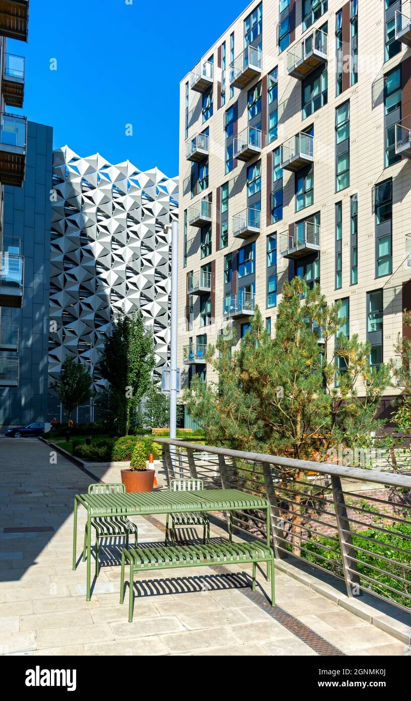 Área pública en el desarrollo de apartamentos Slate Yard. El edificio de detrás es un aparcamiento. Salford, Manchester, Inglaterra, Reino Unido Foto de stock