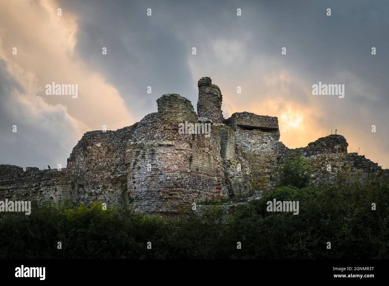 Anderida El nombre romano para el Castillo de Pevensey, Pevensey, E Sussex, Reino Unido. WW2 pillbox en el castillo romano y normando. Foto de stock
