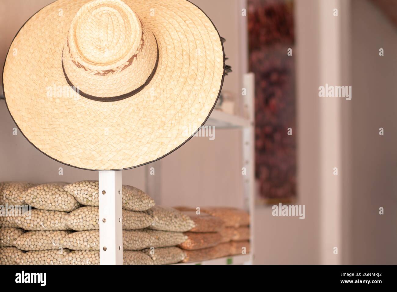 Guisantes, lentejas. Tienda de cereales con sombrero campesino colombiano. Almacene el estante de granos Foto de stock