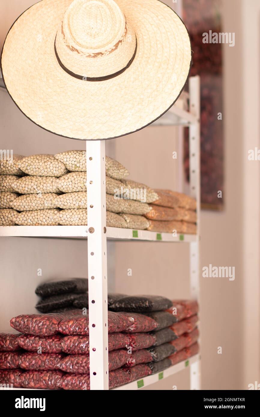 Guisantes, lentejas. Tienda de cereales con sombrero campesino colombiano. Almacene el estante de granos Foto de stock