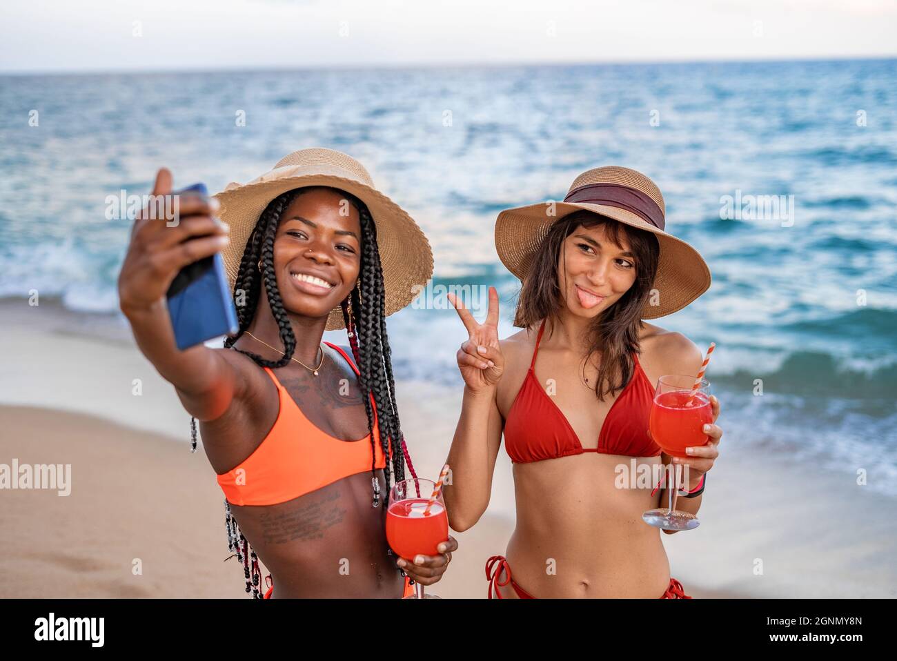 Ropa de playa para mujer fotografías e imágenes de alta resolución - Alamy