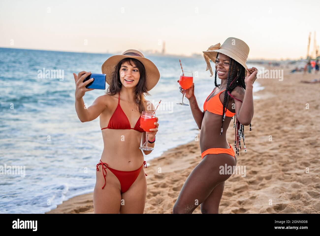 Bikini girlfriends fotografías e imágenes de alta resolución - Alamy