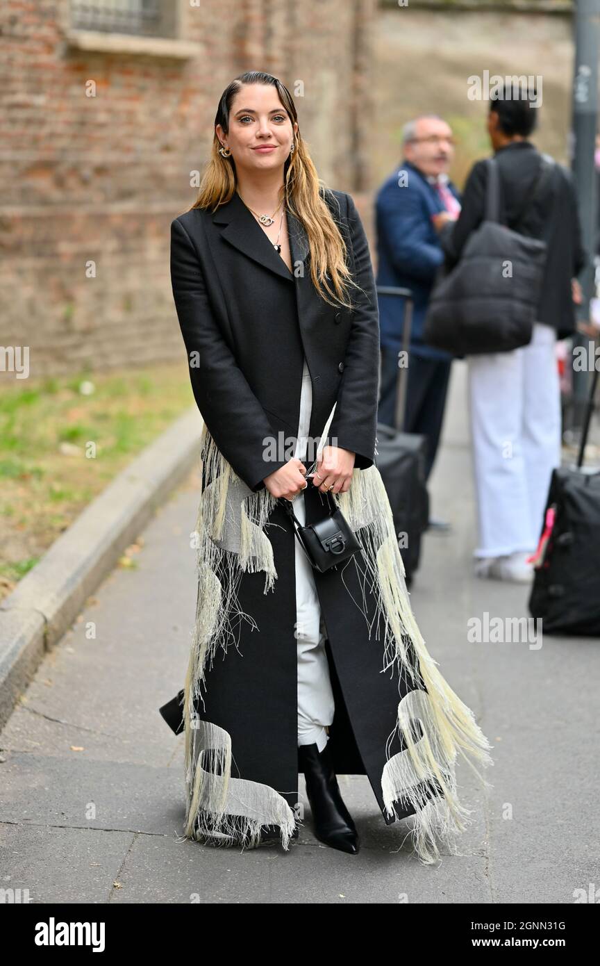 Milán, Moncalieri, Italia. 25th de Sep de 2021. Estilo urbano en Milán  durante la Semana de la Moda Primavera de la Mujer Verano 2022.Pictured:  Ashley Benson Crédito: Riccardo Giordano/ZUMA Wire/Alamy Live News
