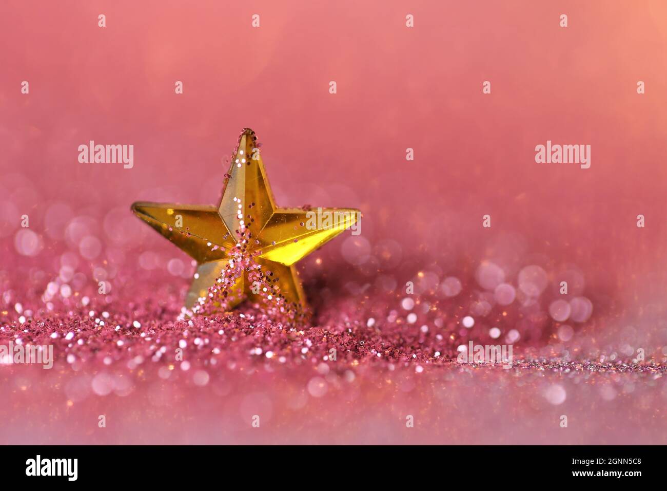 Fondo de pantalla brillante  Year and Christmas background.  Estrella de oro en purpurpurina rosa . fondo festivo en color rosa  tonalidades de oro. Textura brillante Fotografía de stock - Alamy
