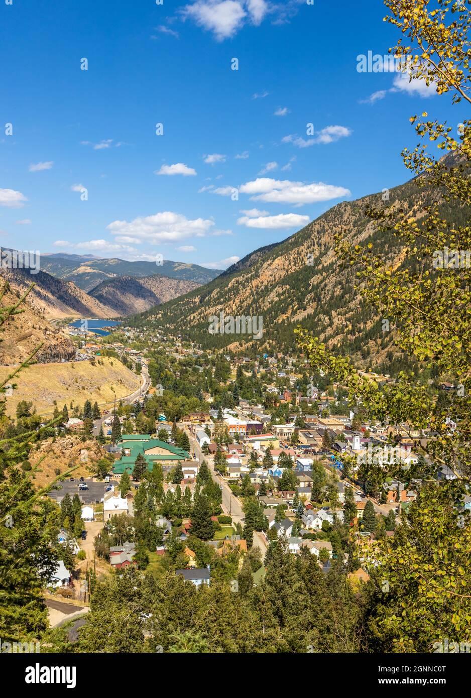 Vista aérea de Georgetown, Colorado, desde las Montañas Rocosas a principios de otoño Foto de stock