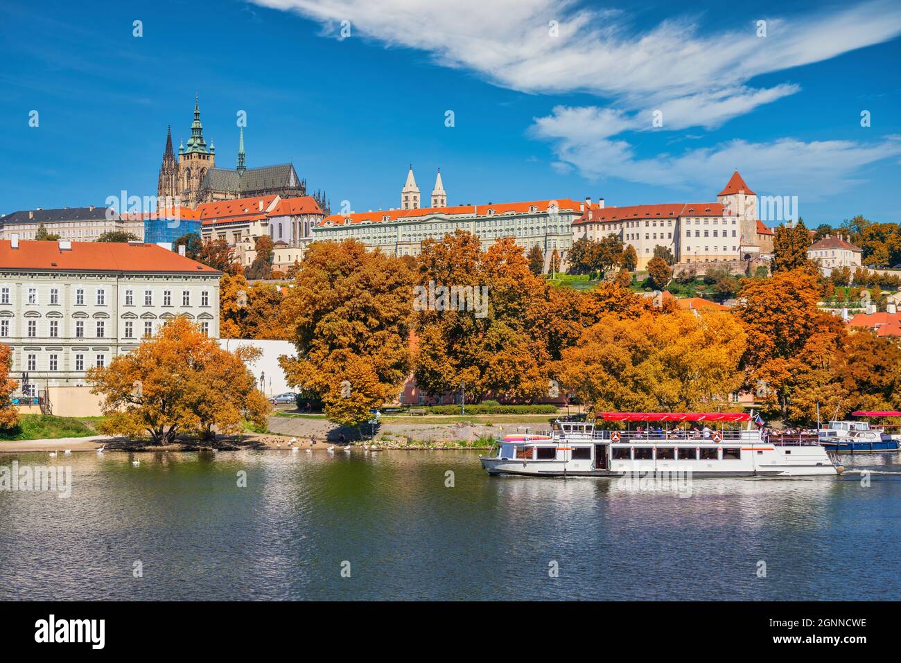 Praga República Checa, el horizonte de la ciudad en el río Vltava y el Castillo de Praga, República Checa con la temporada de follaje de otoño Foto de stock