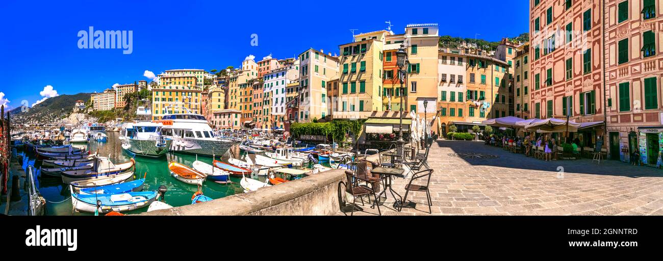 Camogli - encantador pueblo de pescadores en Liguria. Popular destino turístico en Italia. septiembre de 2021 Foto de stock