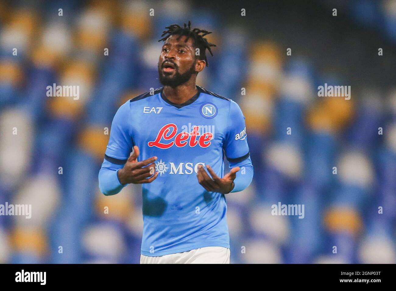 El Delantero Camerunes Del Ssc Napoli Andre Zambo Anguissa Mira Durante La Serie A Del Partido De Futbol Entre El Ssc Napoli Y Cagliari En El Estadio Diego Armando Maradona En Napoles