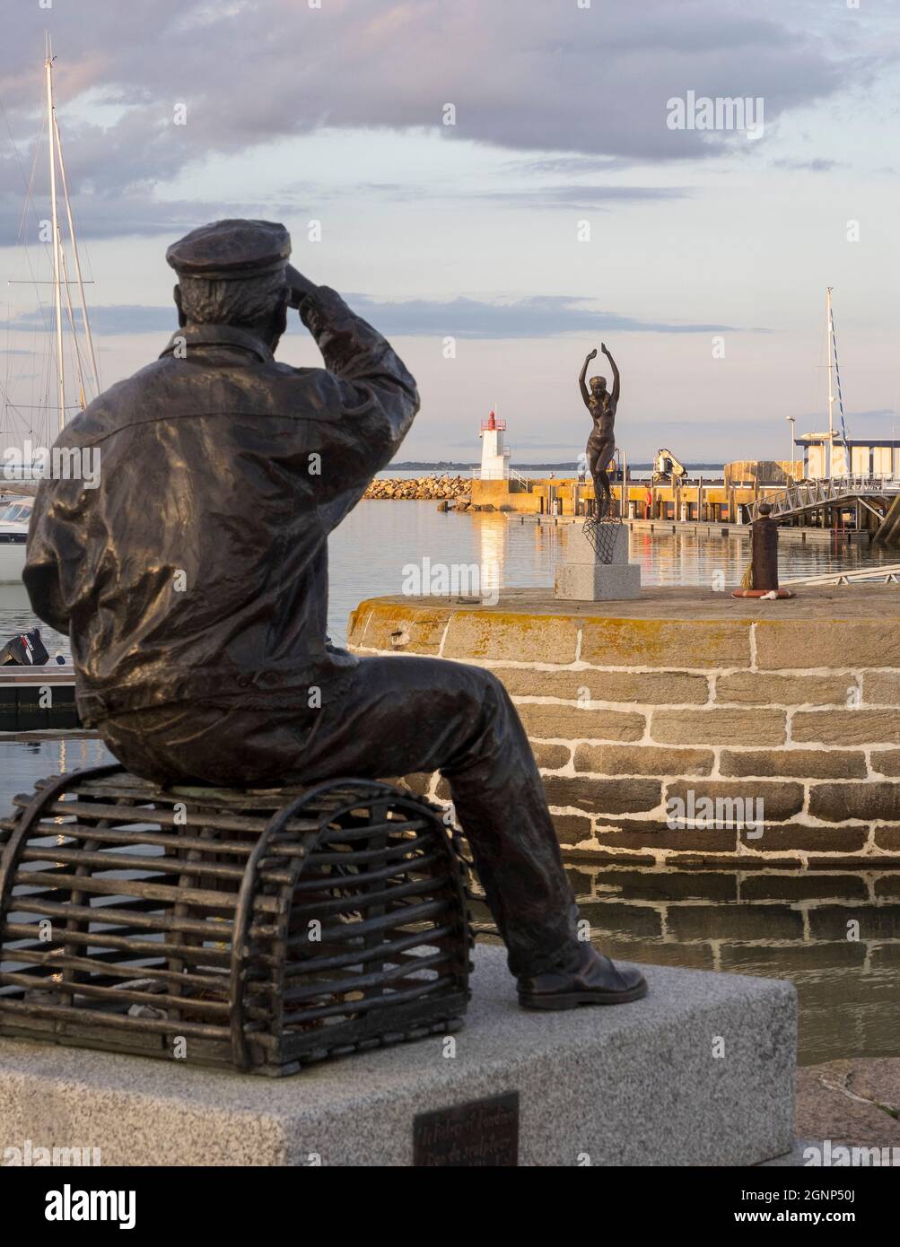 'The Fisherman and the Undine', dos obras del escultor alemán Karsten Klingbeil (1925 - 2016), Port-Haliguen, Quiberon, Morbihan, Bretaña, Francia. Foto de stock