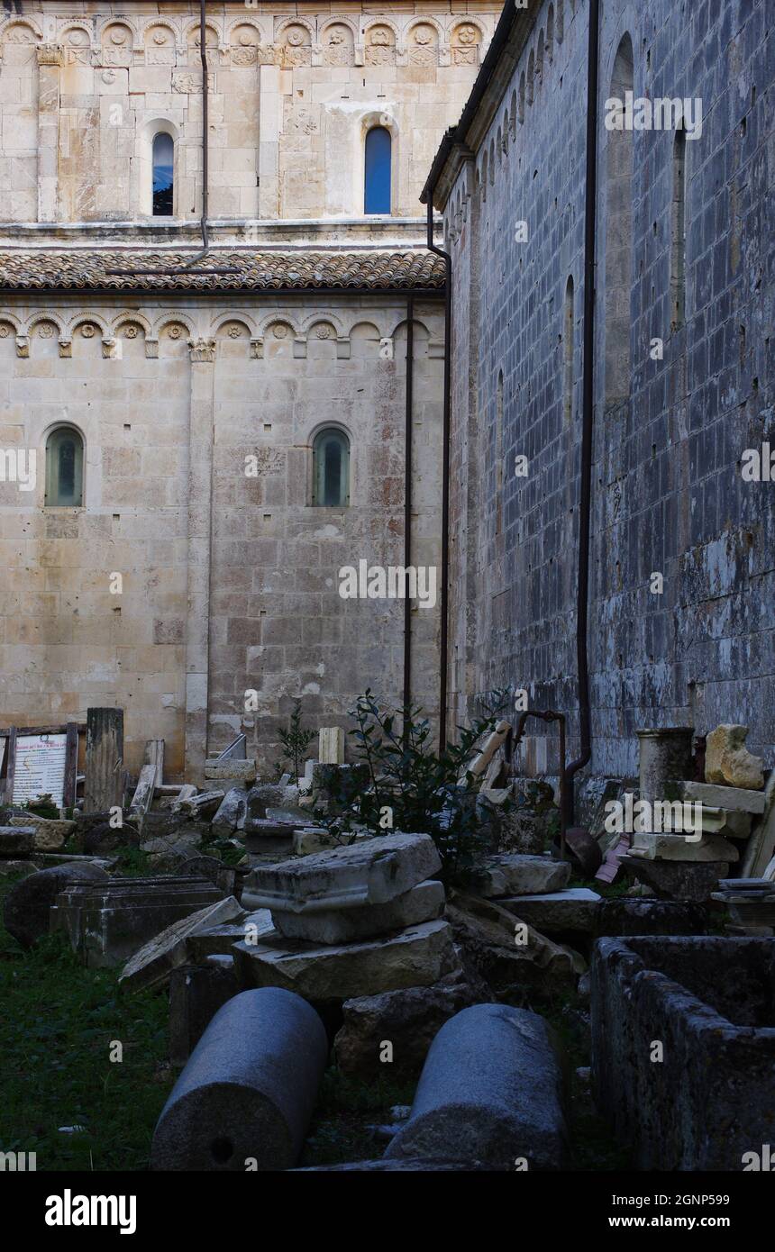 Corfinio - Abruzos - Complejo de la Catedral de San Pelino: Hallazgos arqueológicos a catalogar Foto de stock