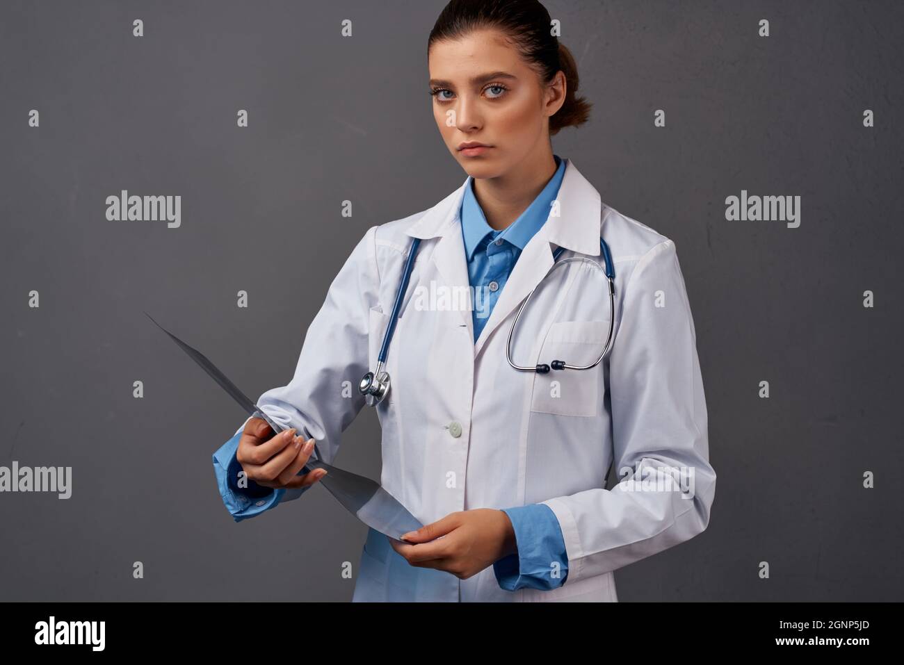 mujer doctor radiólogo diagnóstico de la investigación de rayos x Fotografía de stock Alamy
