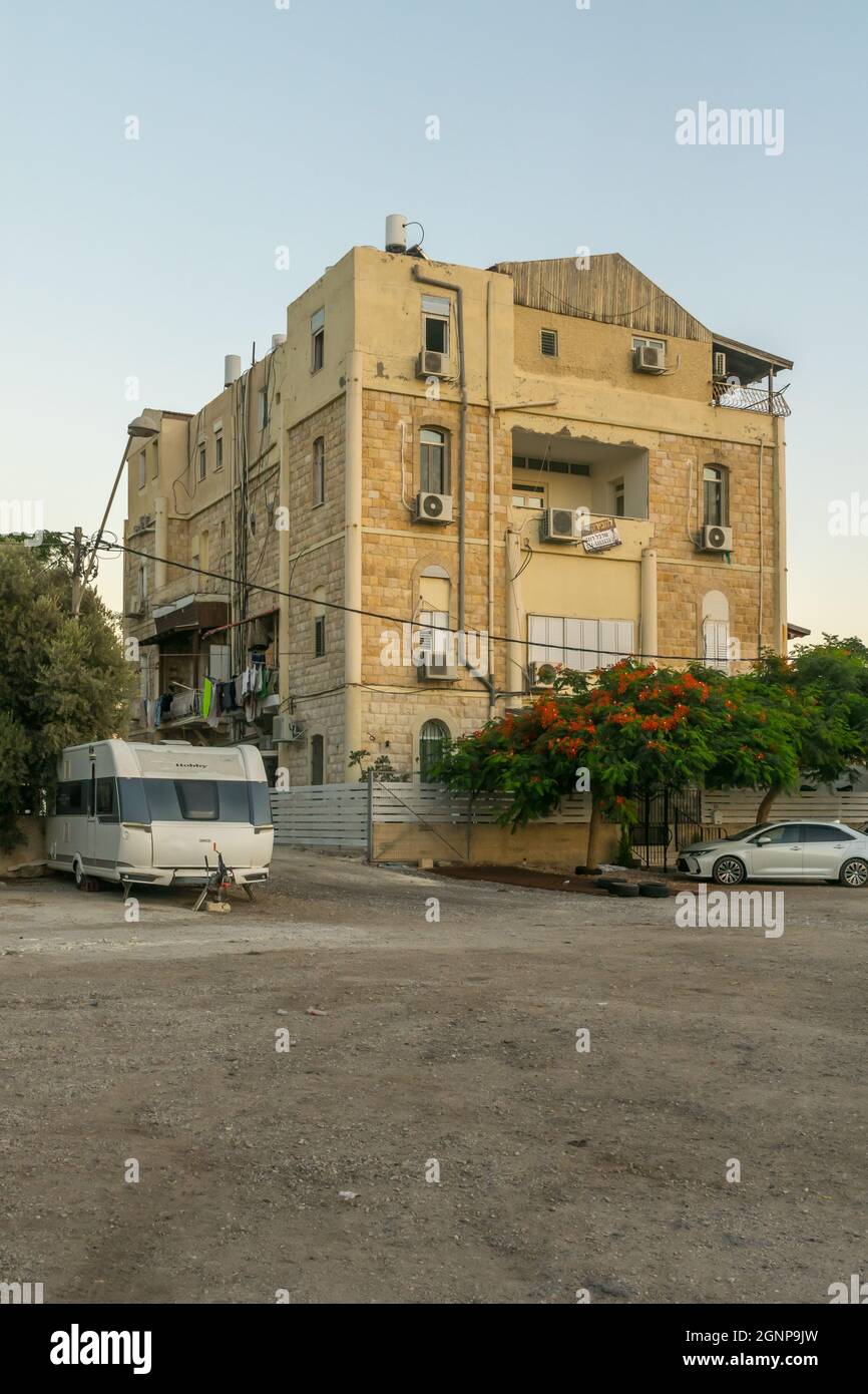 Haifa, Israel - 25 de septiembre de 2021: Vista de un edificio antiguo y conservado en el barrio de al-Atiqa (el antiguo) en Haifa, Israel Foto de stock