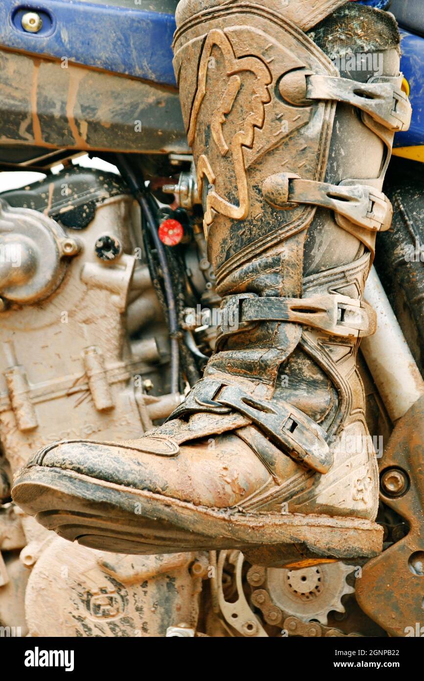 Botas sucias de un conductor de Motocross Foto de stock