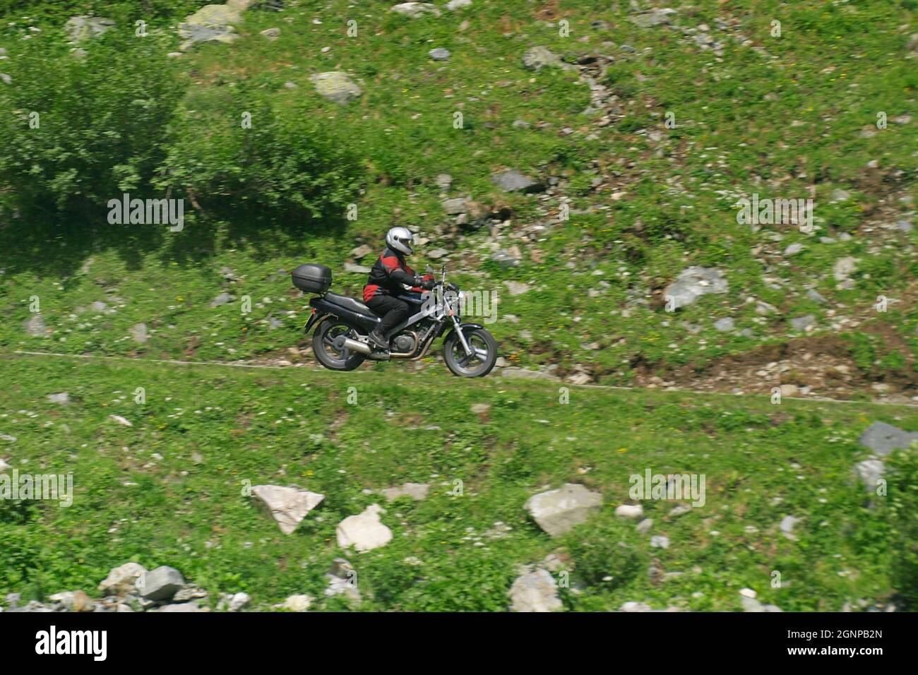Conductor de motocicleta en las montañas, Austria Foto de stock