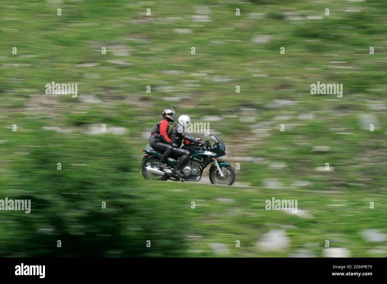 Conductor de motocicleta en las montañas, Austria Foto de stock