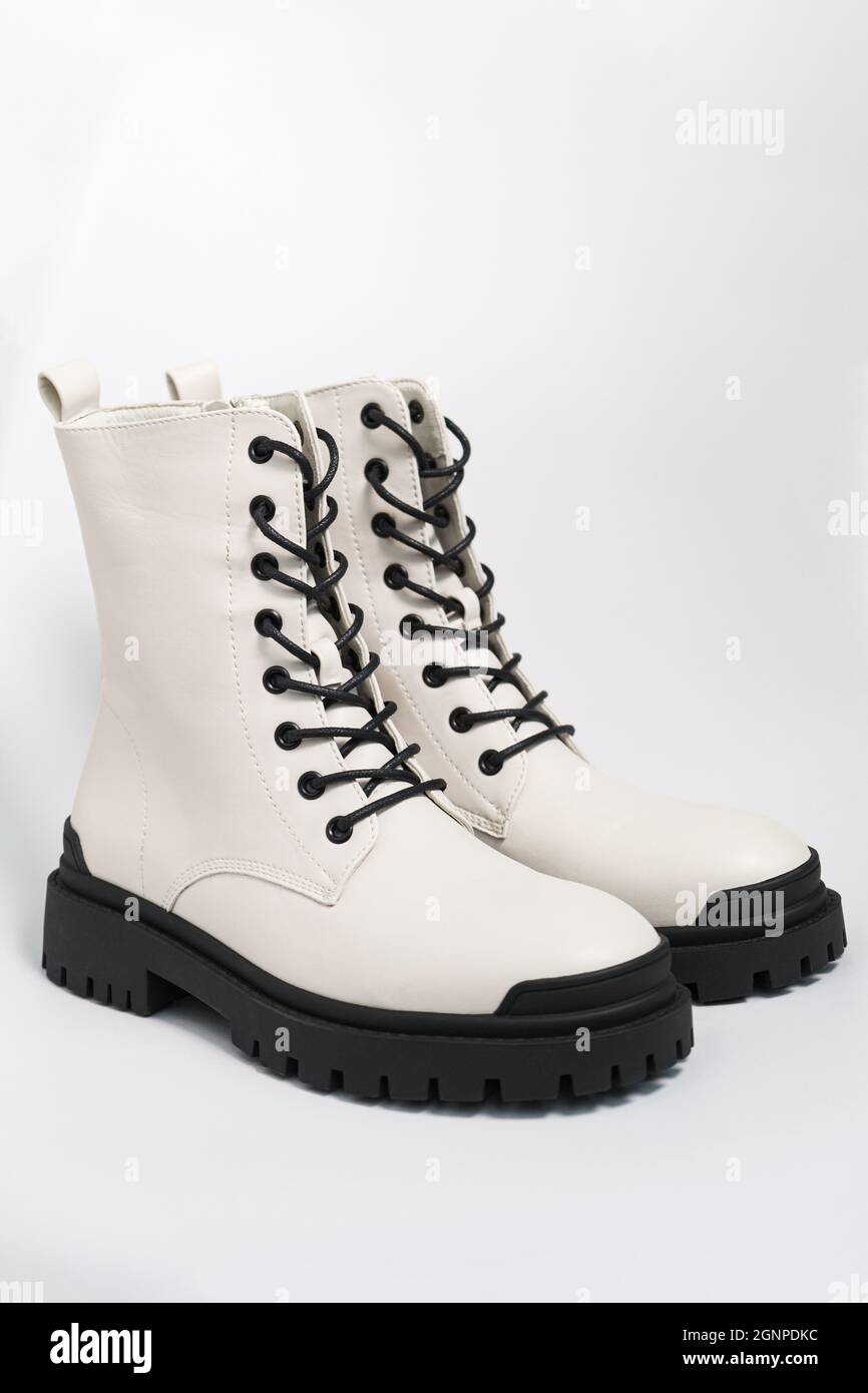 Botas militares blancas de otoño en bruto para mujer sobre una suela de  tractor con cordones, sobre un fondo blanco Fotografía de stock - Alamy