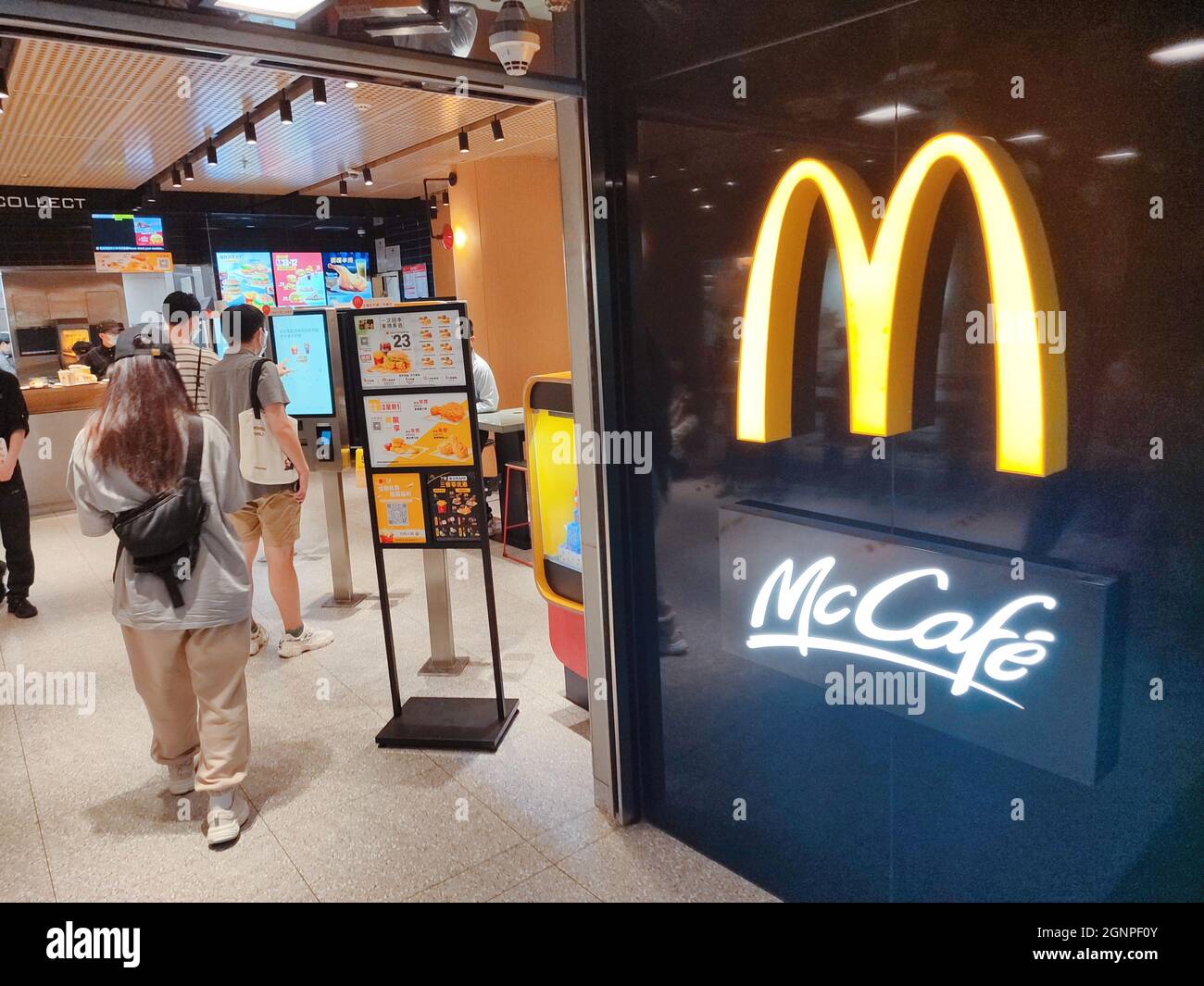 SHANGHAI, CHINA - 17 DE SEPTIEMBRE de 2021 - Los clientes compran en una  cadena de restaurantes de comida rápida McDonald's en Shanghai, China, 17  de septiembre de 2021. 27 de septiembre