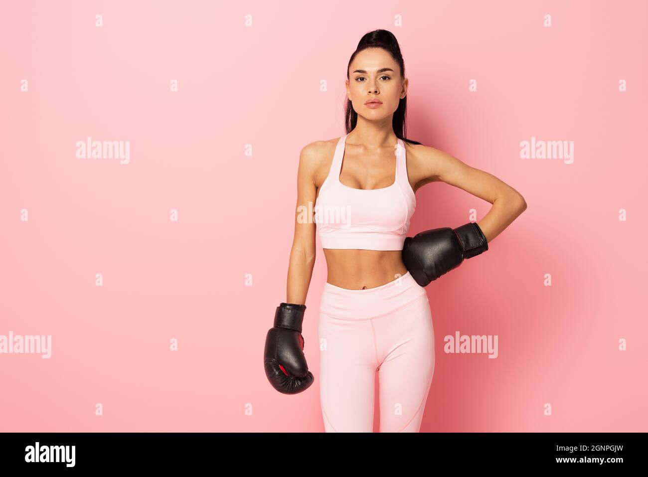 Imagen de hermosa grave mujer vistiendo ropa deportiva formación en guantes  de boxeo por mar de mañana Fotografía de stock - Alamy