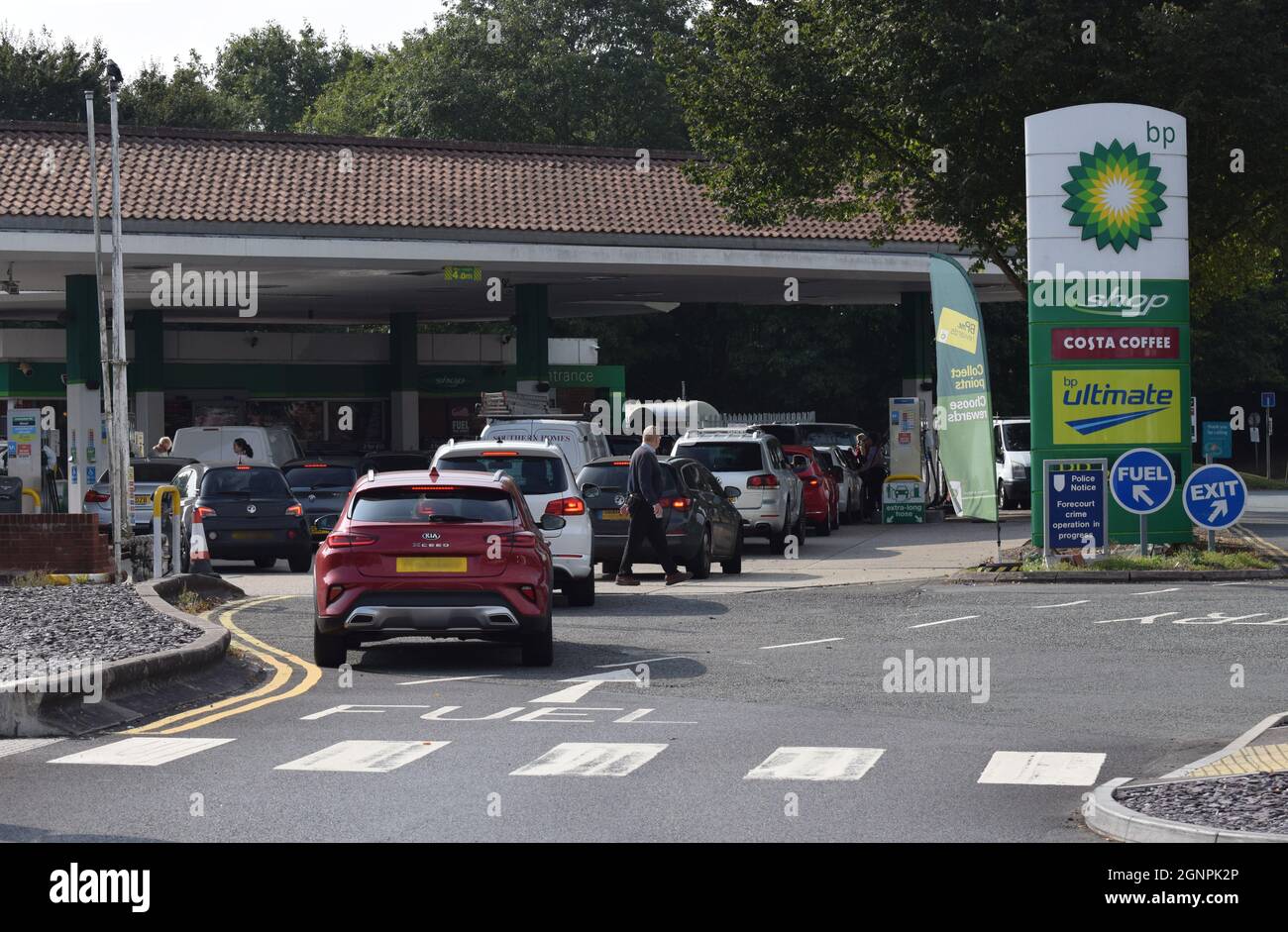Un edificio de la cola de combustible en una estación de llenado británica como motoristas del Reino Unido Panic Comprar gasolina y diesel en la crisis de combustible de septiembre y octubre de 2021. Foto de stock