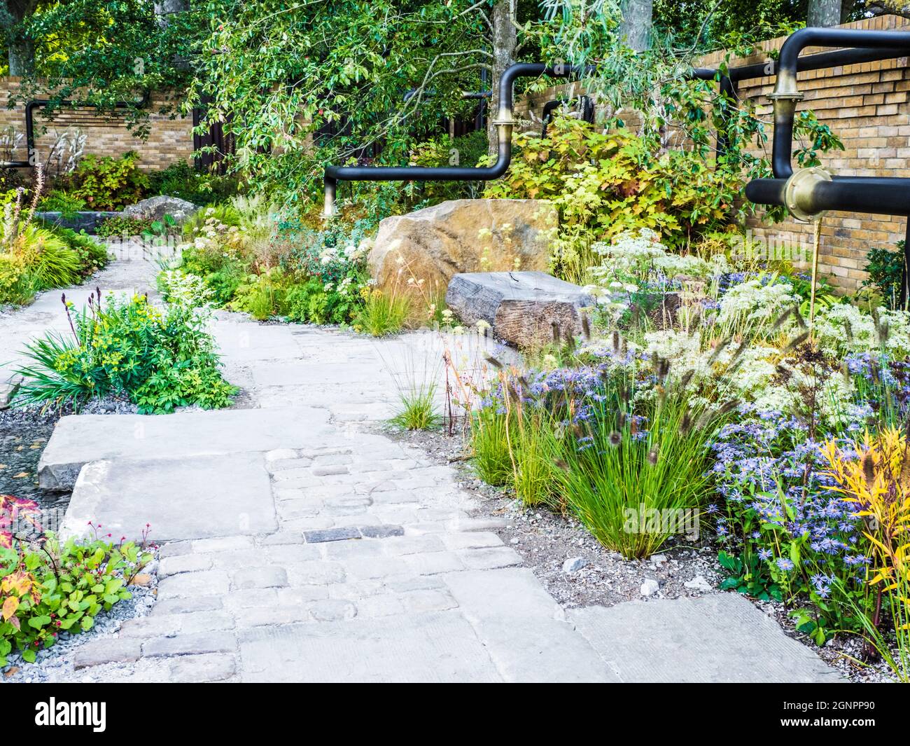 Uno de los jardines del espectáculo en el Salón de Flor Chelsea de RHS 2021. Foto de stock