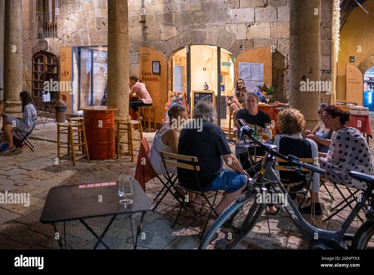 Hay bares y restaurantes frente a la Catedral de Santa María, Plaza de la  Seu Tarragona. Tarragona casco antiguo y centro de la ciudad Tarragona  Costa Daura Fotografía de stock - Alamy