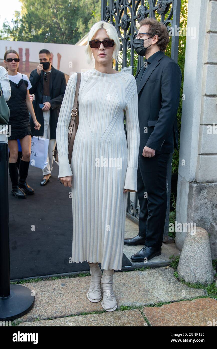 La blogger de moda italiana Eleonora Carisi invitada en el show de moda de  Tod en el tercer día de la Semana de la Moda de Milán Primavera de las  Mujeres 2022.