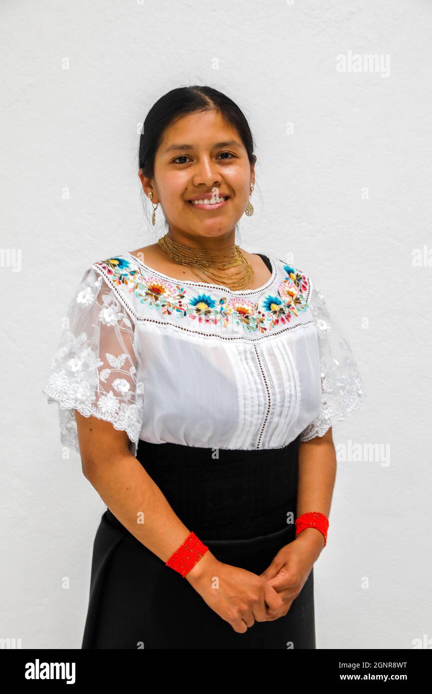 Mujer vestida de ropa tradicional en Cotacachi, Ecuador Fotografía de stock  - Alamy