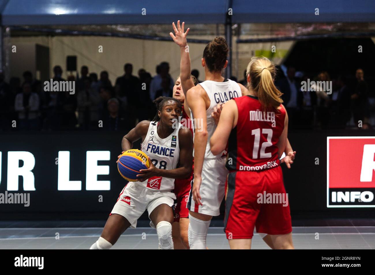 Migna Touré (Francia), Laetitia Guapo (Francia), Katharina Müller (Alemania) y Luana Rodefeld (Alemania) en acción durante el primer día en la FIBA 3x3 Europe Cup 2021 en París. (Foto de Elena Vizzoca/Pacific Press/Sipa USA) Foto de stock