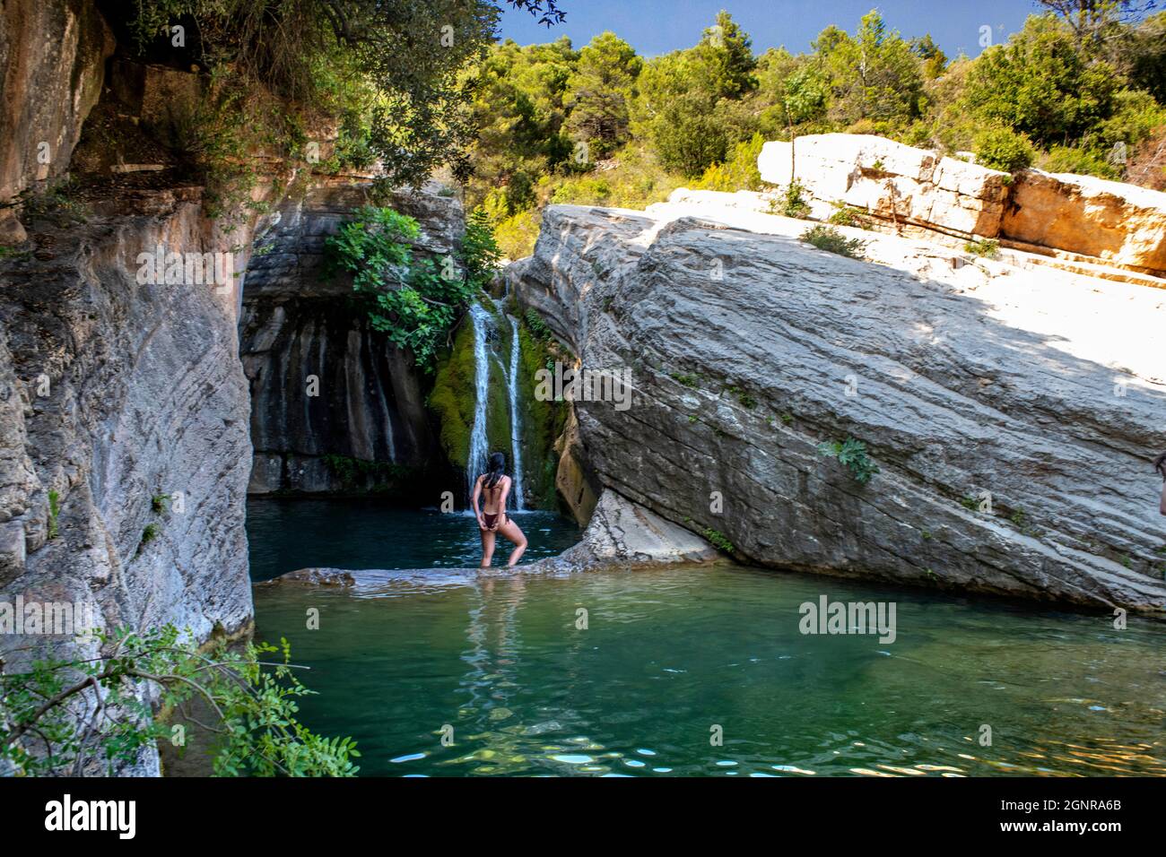 Toll de l'olla piscinas de agua de manantial natural y cascadas en el río  Brugent en Farena Prades montañas Alt Camp Tarragona España Fotografía de  stock - Alamy