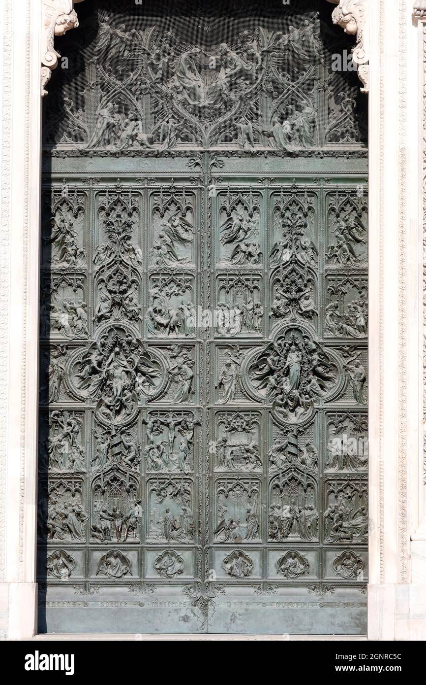 Catedral de Milán. Puerta de bronce diseñada por el escultor italiano Ludovico Pogliaghi. Escenas principales de la biblia. Italia. Foto de stock