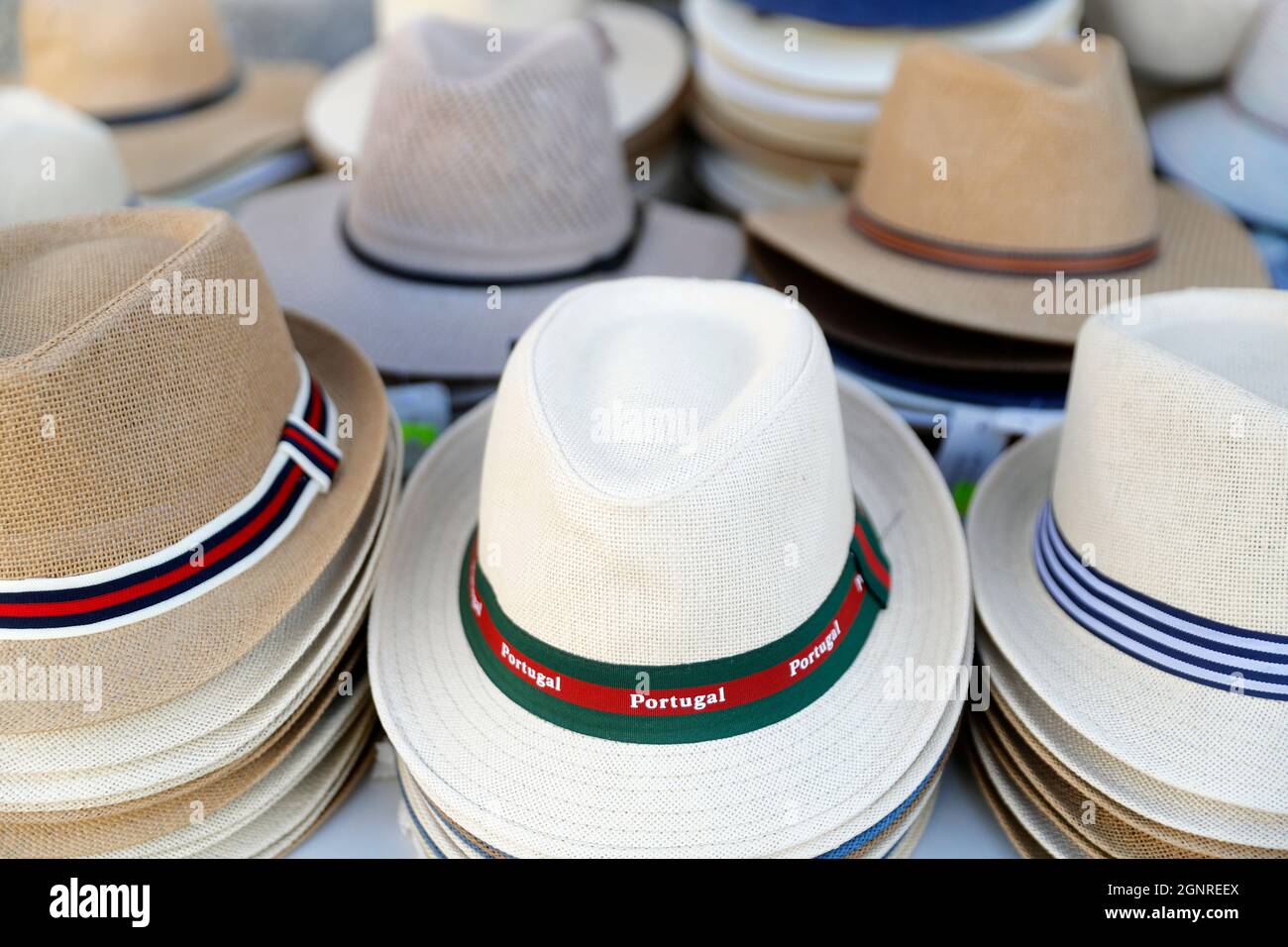 Venta de sombreros típicos hechos de paja. Évora. Portugal Fotografía de  stock - Alamy