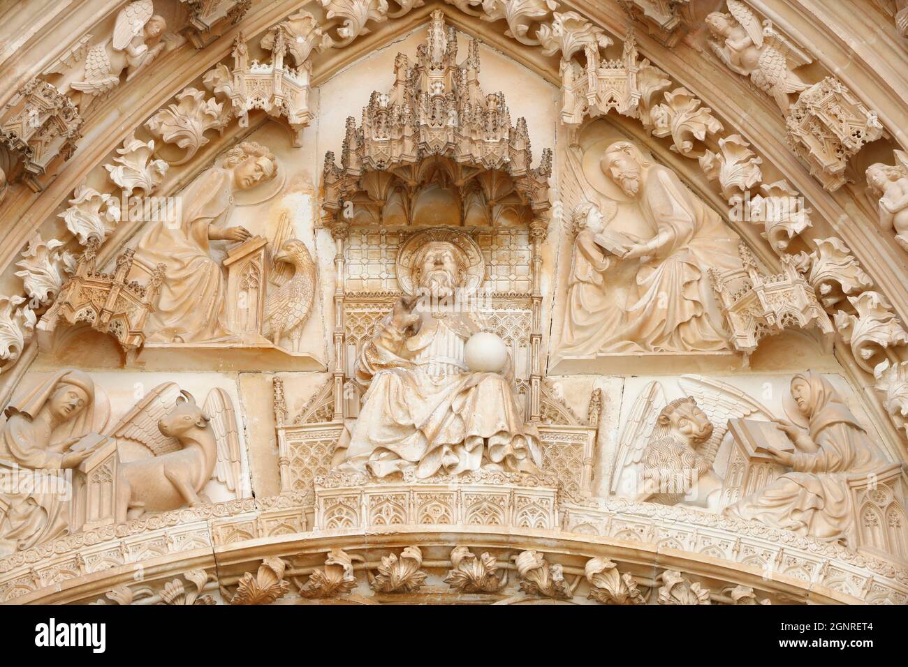 Monasterio de Batalha. Arquitectura gótica tardía, mezclada con el estilo Manueline. Portal occidental. Jesús con los 4 evangelistas. Portugal. Foto de stock