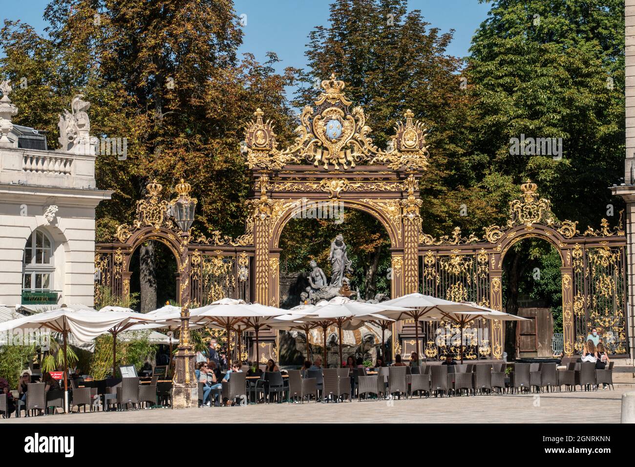 Place Stanislas, Brunnen der Amphitrite im goldenen Tor, Strassencafe, Nancy, Lothringen, Frankreich, Europa Foto de stock