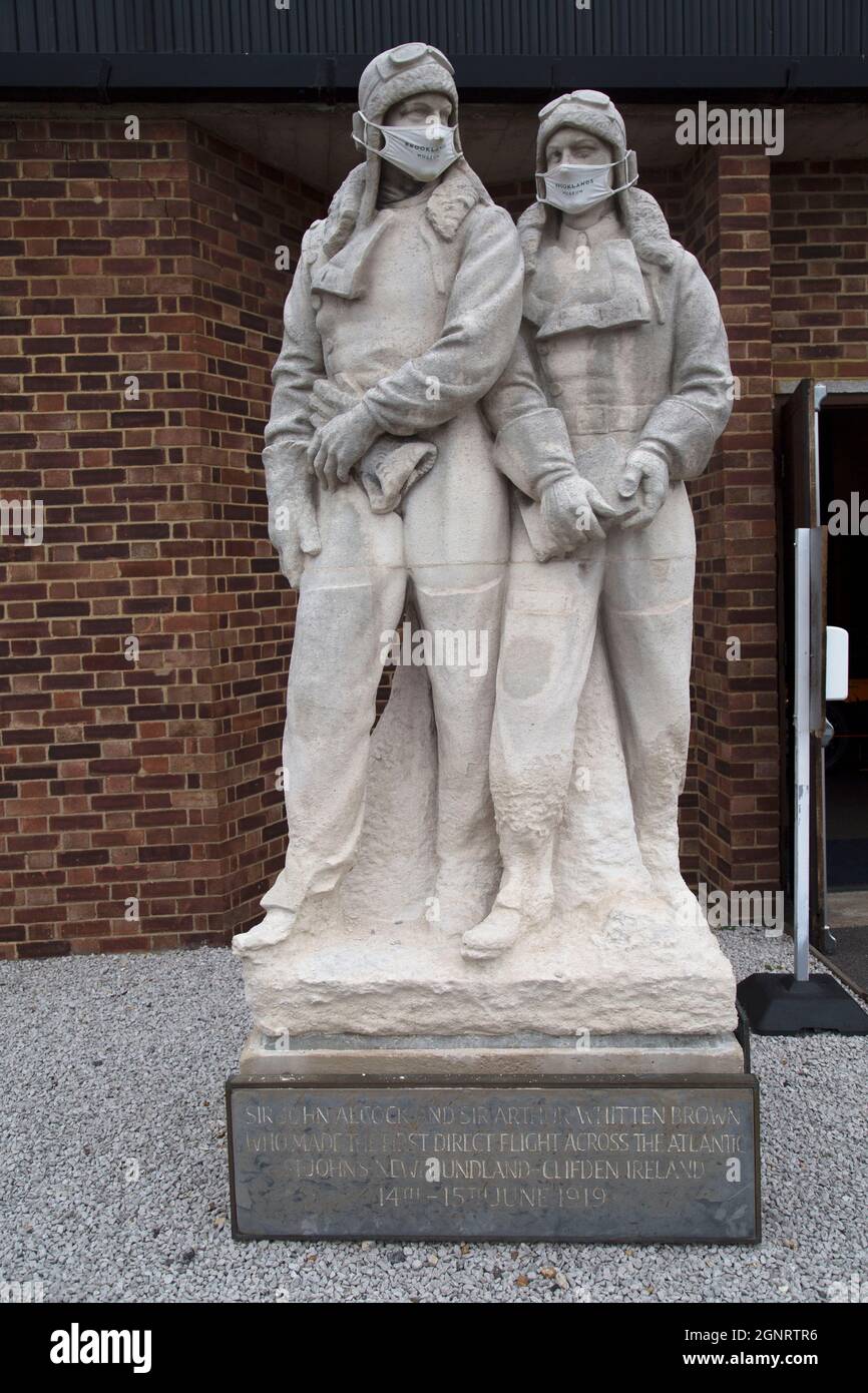 Una estatua enmascarada de Alcock y Brown de Covid-19 en honor a los Pioneros de Vuelo, revelada en el Brooklands Museum, Weybridge, Surrey, Inglaterra Foto de stock