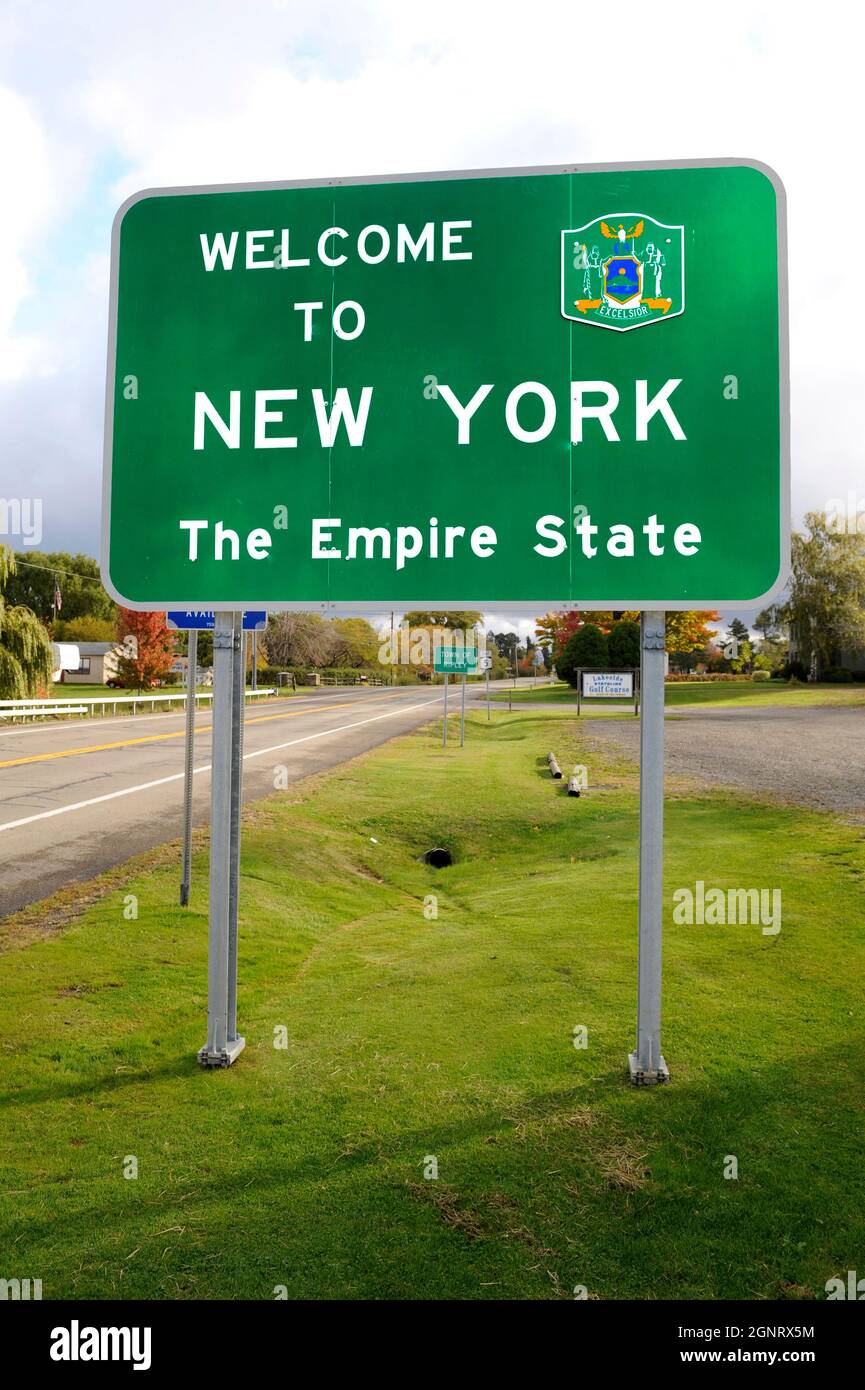 Bienvenido al signo del Estado de Nueva York junto a la autopista Foto de stock