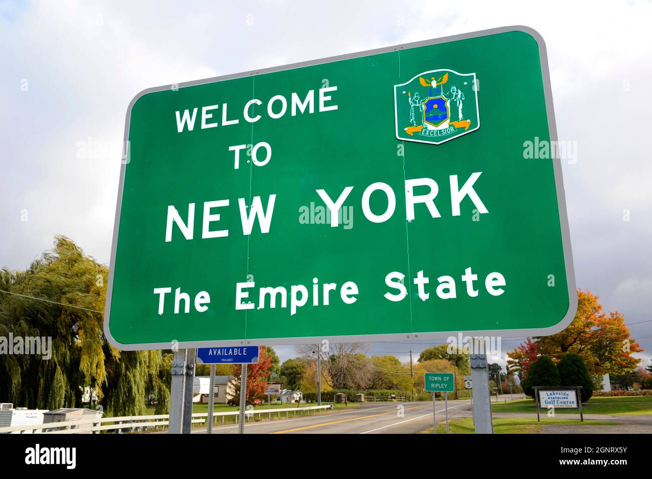 Bienvenido al signo del Estado de Nueva York junto a la autopista Foto de stock