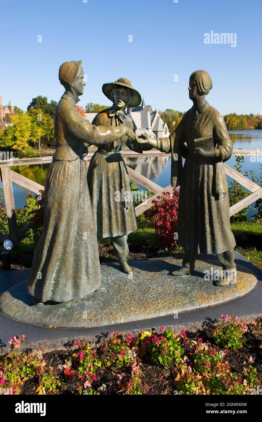 Estatua de Susan B Anthony Amelia Bloomer y Elizabeth Cady Stanton Seneca Falls Nueva York Foto de stock
