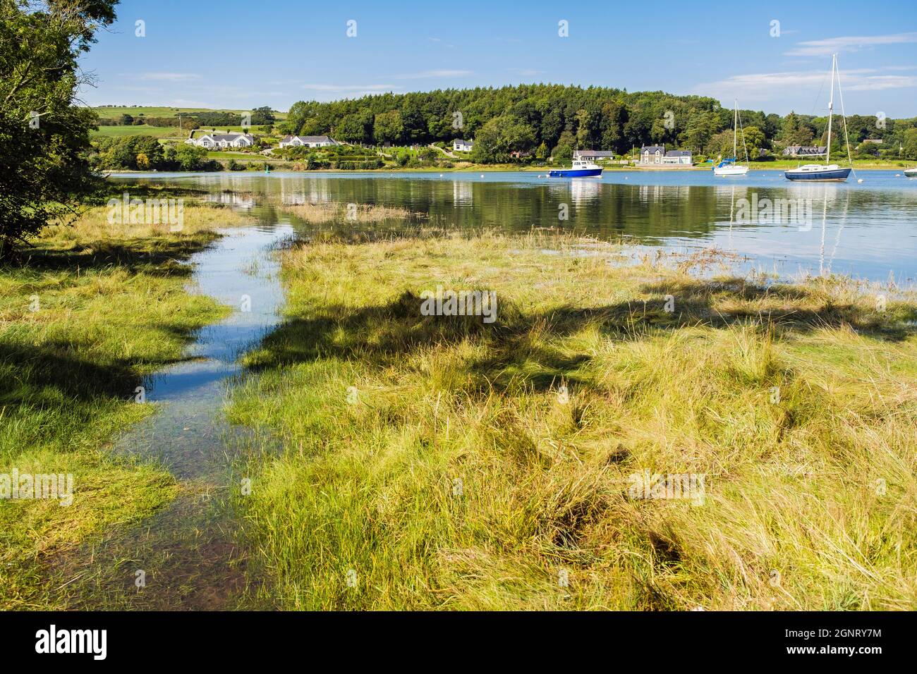 Vea el estuario del río Dee en marea alta desde Kirkcudbright, Dumfries y Galloway, Escocia, Reino Unido, Gran Bretaña Foto de stock