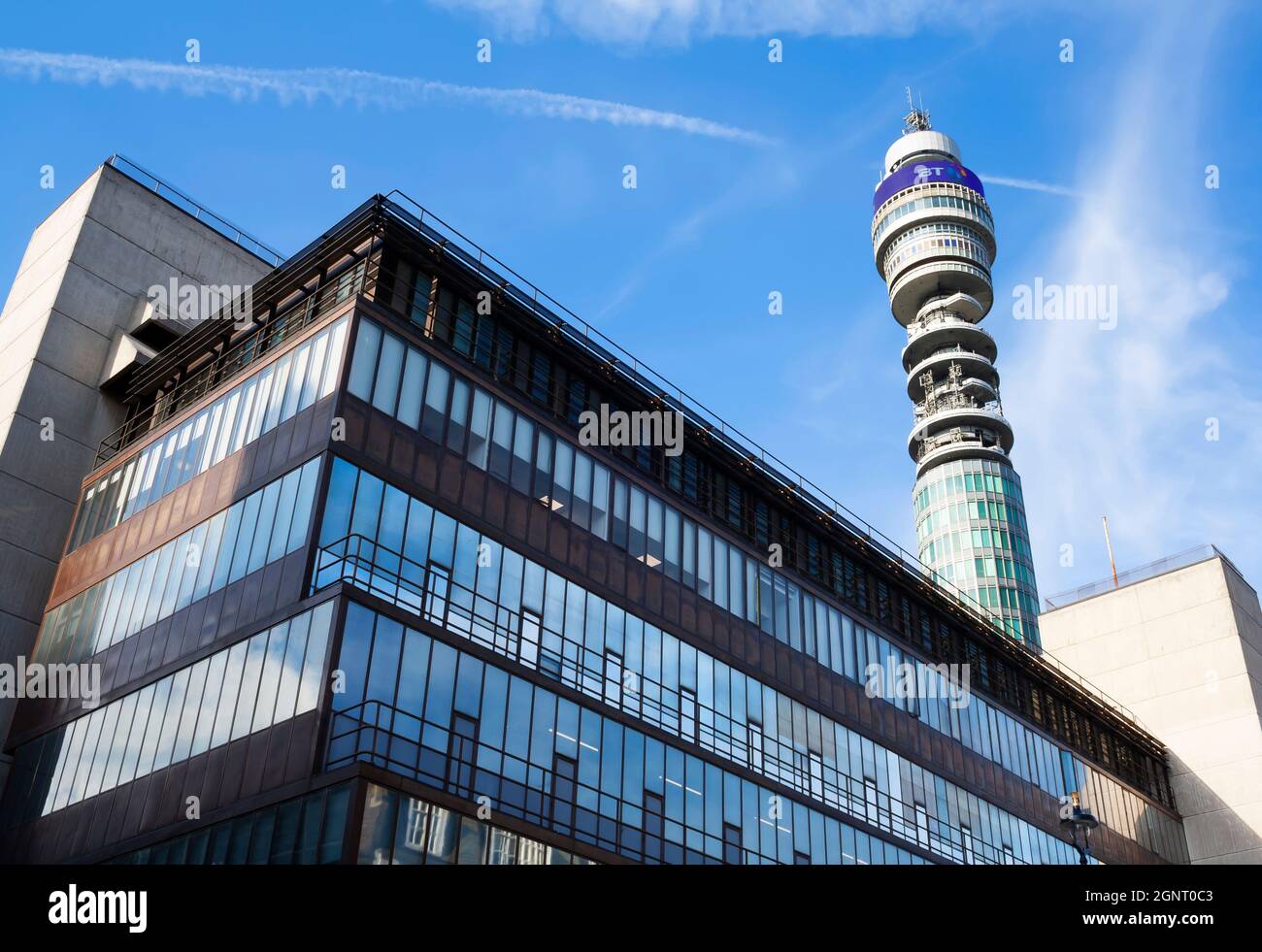 La Universidad de Westminster con la Torre BT Foto de stock
