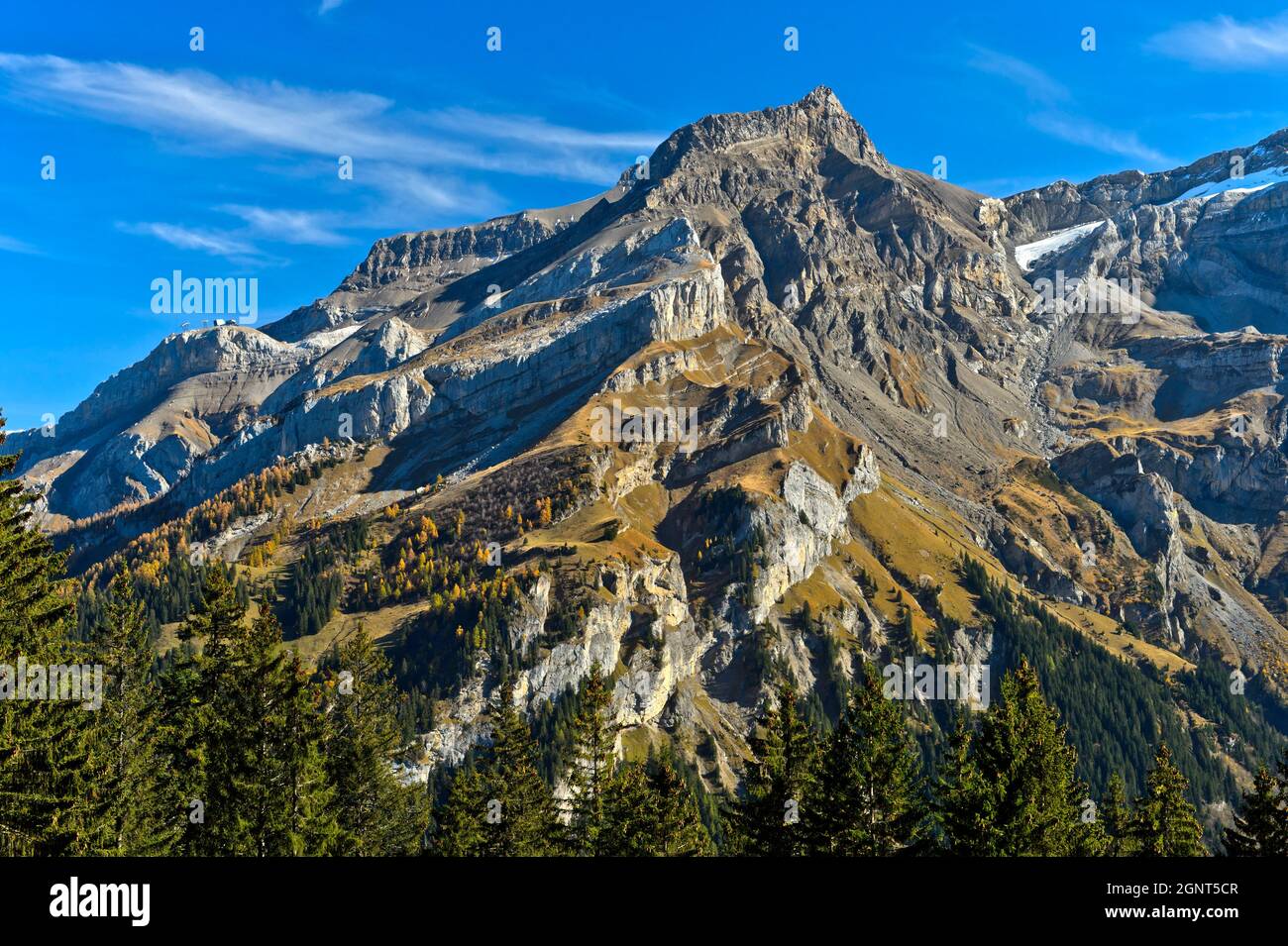 Pico Scex Rouge en el macizo de los Diablerets cerca del pueblo Les Diablerets, Ormont-Dessus, Alpes vaudoises, Vaud, Suiza Foto de stock